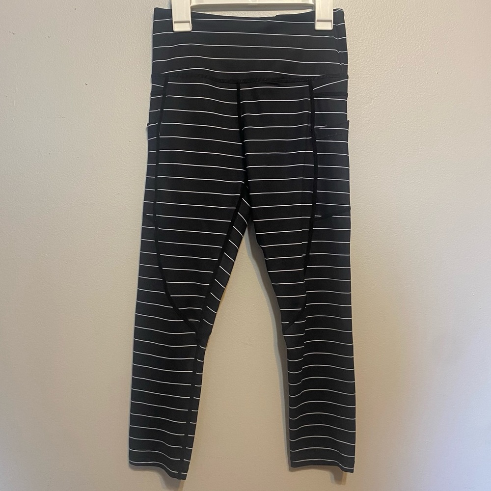 ZYIA Womens Leggings Black White Stripe Active Cropped Stash Pockets Size 2